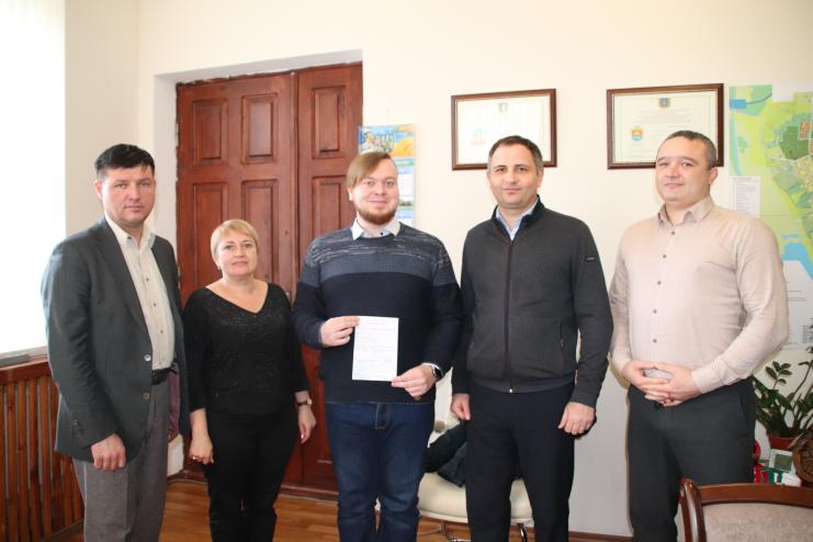 Шостий ордер за рік: в Болградському районі ще один лікар-переселенець отримав службове житло